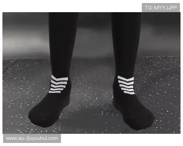 提高青少年足球表现的必备装备足球专用运动袜的选择与推荐